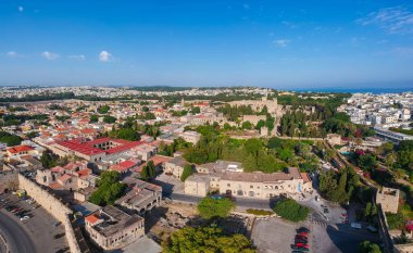 Hava kuşları insansız hava aracı fotoğrafına bakıyor. Rhodes City Island, Dodecanese, Yunanistan. Eski bir kalesi ve Şövalyelerin Büyük Üstadı 'nın sarayı olan Panorama. Güney Avrupa 'nın ünlü turizm beldesi
