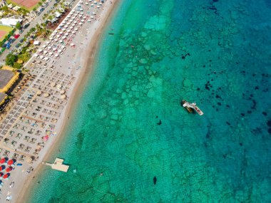 Aerial birds göz Rodos şehir adasında Elli plaj drone fotoğraf görünümü, Oniki, Yunanistan. Güzel kum, lagün ve berrak mavi su ile Panorama. Güney Avrupa'nın ünlü turistik beldesi