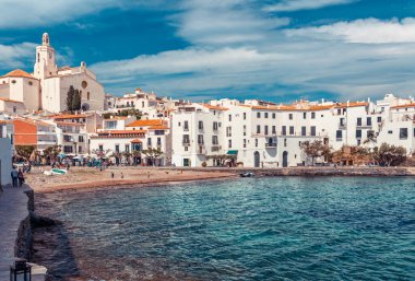 Deniz manzara Cadaques, Katalonya, İspanya Barcelona ile. Güzel plaj ve açık mavi su Bay doğal tarihi kent. Salvador Dali Simgesel Yapı ile Costa Brava içinde ünlü turizm