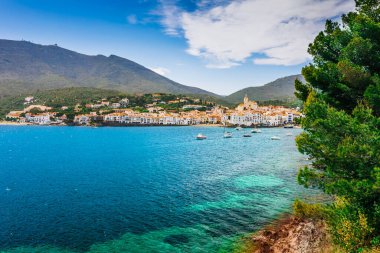 Deniz manzara Cadaques, Katalonya, İspanya Barcelona ile. Güzel plaj ve açık mavi su Bay doğal tarihi kent. Salvador Dali Simgesel Yapı ile Costa Brava içinde ünlü turizm