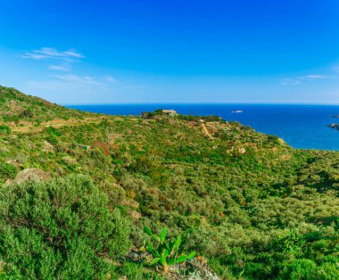 Pireneler'de, Cadaques yakınlarında, Katalonya, Barselona yakınlarındaki İspanya'da, Salvador Dali ile Costa Brava'nın ünlü turistik yerlerinden manzara