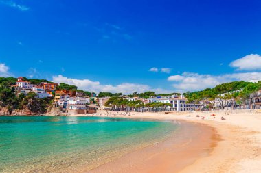 Calella de Palafrugell yakınlarındaki Deniz manzara Llafranc, Katalonya, Barselona, İspanya. Güzel kum plaj ve koyda berrak mavi su ile Doğal eski şehir. Costa Brava ünlü turistik yer