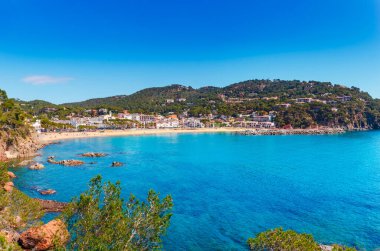 Calella de Palafrugell yakınlarındaki Deniz manzara Llafranc, Katalonya, Barselona, İspanya. Güzel kum plaj ve koyda berrak mavi su ile Doğal eski şehir. Costa Brava ünlü turistik yer