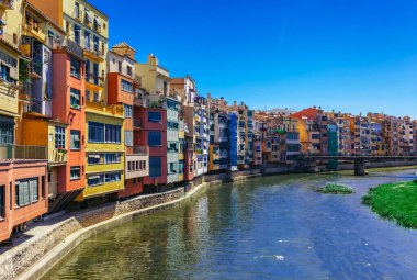 Renkli kırmızı, turuncu ve sarı evler ve Girona, Katalonya, İspanya Onyar nehri ile köprü. Doğal antik kent. Tatil ve tatil için mükemmel bir yer ünlü turistik tatil beldesi