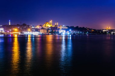 İstanbul'un gece manzarası. İstanbul Boğazı'nın ünlü turistik beldesi Haliç körfezinin panorama şehir manzarası. Seyahat ışıklı manzara Boğaz, Türkiye, Avrupa ve Asya.