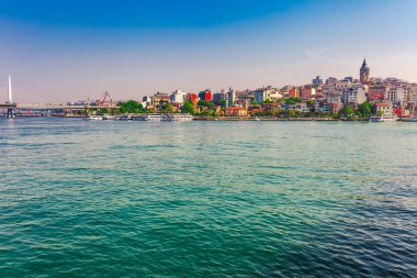 İstanbul'un panoramik manzarası. İstanbul Boğazı'nın ünlü turistik beldesi Haliç körfezinin panorama şehir manzarası. Seyahat manzara Boğaz, Türkiye, Avrupa ve Asya.