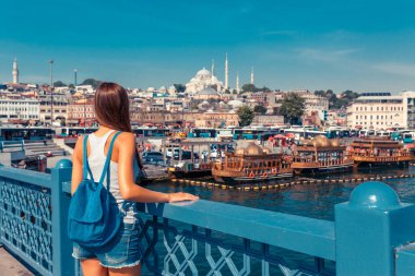 Galata Köprüsü, Golden Horn Körfezi, İstanbul 'da genç bir turist kadın. Meşhur turizm merkezi Boğaz Kanalı 'nın Panorama şehri. Seyahat manzarası Boğaz, Türkiye, Avrupa ve Asya.