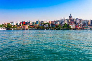 İstanbul'un panoramik manzarası. İstanbul Boğazı'nın ünlü turistik beldesi Haliç körfezinin panorama şehir manzarası. Seyahat manzara Boğaz, Türkiye, Avrupa ve Asya.