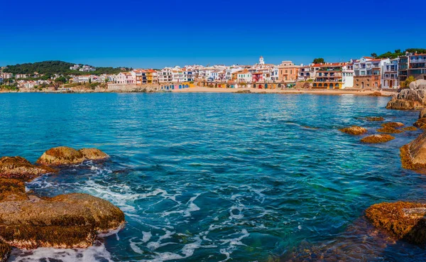 바르셀로나 칼레라 팔라프루겔 카탈로니아 스페인과 해변과 베이에서 물이있는 아름다운 코스타 스톡 사진