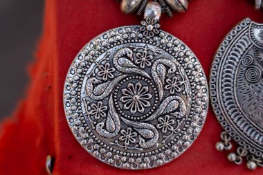 Hindistan 'daki eski geleneksel mücevherlere yakın çekim..
