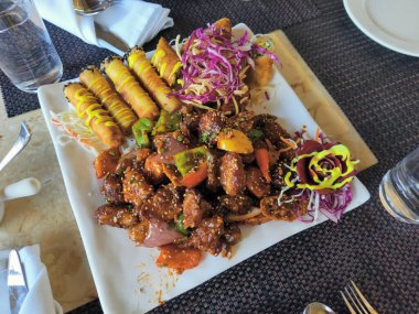 Biberli paneer ya da purolu baharatlı kır evini kapat.