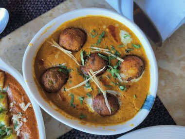 Klasik Hint yemeği olan sebzeli kofta körisinin yakın planda çekilmiş bir fotoğrafı..