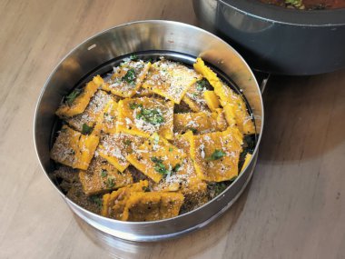 Patodi Rassa Bhaji veya Patwadi Sabji, popüler bir Maharashtrian baharatlı tarifi.