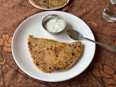 Aloo Paratha / Hint Patatesi dolması. Taze kaymak ve ketçap ile servis edilir..