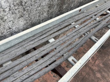 Kablo tepsisindeki eski siyah elektrik kablolarının yakınlaştırılması