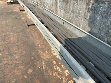 Kablo tepsisindeki eski siyah elektrik kablolarının yakınlaştırılması