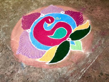 Rangoli Tasarımı toz rengi yakın çekim sırasında yapılan bir sanat biçimidir.