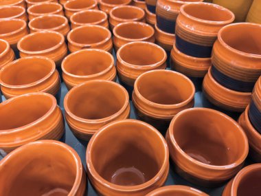 Çay fincanlarının yakın çekimleri bir dükkanda sergilenen toprak kaplar gibidir.