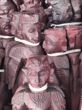 Marapachi Bebekleri ya da bilinen adıyla Marapachi Bommais (ahşap gübre), özellikle kırmızı sandal ağacı ya da ipek-pamuk-ahşap ya da kırmızı ahşaptan yapılmış geleneksel bebeklerdir..