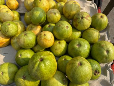 Yakın çekim yeşil guava meyveleri grubu taze ve pazarda olgunlaşmış..