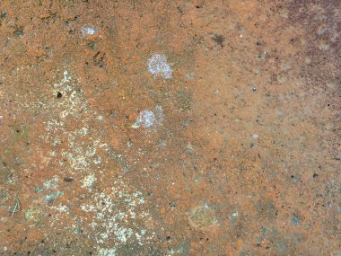 Kapalı paslı grunge metal yüzey beyaz sarı soyut boya