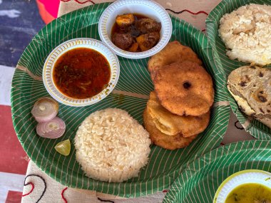 Hint mutfağından Chiken Thali, tek kullanımlık tabakta servis edilen koyun eti, köri, roti ve soğandan oluşur.