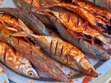 Çiğ Pomfret balığı ya da tereyağlı balık ya da Poplet balığı pişmemiş ve kızarmaya hazır.