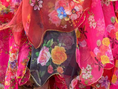 Çok renkli eşarplar, dupatta stola chunri, stola kumaş ve kumaş örnekleri gösteriyor.