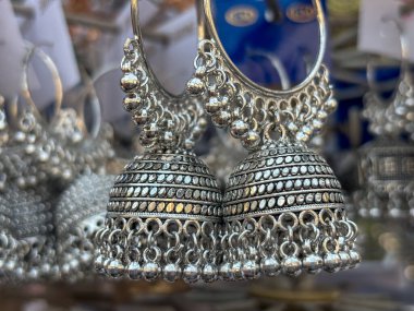 Hintli kadın küpesi mücevherleri sokak dükkanında sergileniyor.