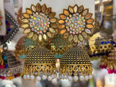 Hintli kadın küpesi mücevherleri sokak dükkanında sergileniyor.