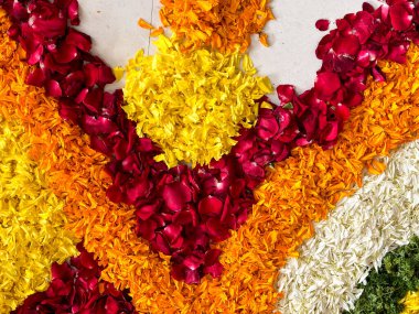 Marigold ve yasemin çiçekleri pirinçten bir çiçek deseninde yakın plan