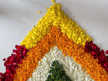 Marigold ve yasemin çiçekleri pirinçten bir çiçek deseninde yakın plan