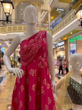 Mankenler bir alışveriş merkezinde sergileniyor, Sariler, kurta-pijama ve lehengas gibi geleneksel Hint kıyafetleri sergileniyor..