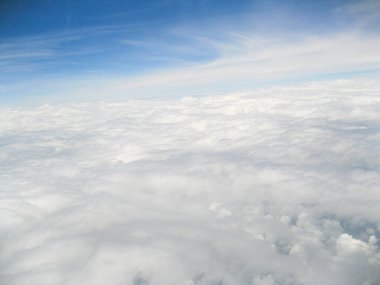 Gökyüzü bulutsuz ve masmavi. Güneş parlıyor, gökyüzünü daha da parlak gösteriyor.