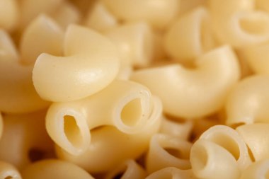 Pişmemiş makarna yakın plan seçici odaklı, yemek arkaplanı için uygun..