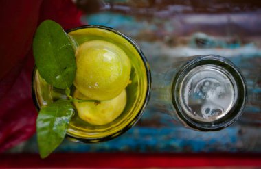 Hindistan 'da bir sokak dükkanında taze limon suyu yakın plan..