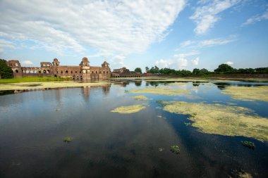 Mandu 'daki görkemli Jahaz Mahal' de, verimli yeşillik ve açık gökyüzü ile çevrili sakin bir su kütlesine karmaşık bir mimari yansıdı..