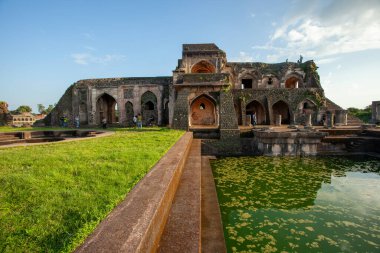 Mandu 'daki görkemli Jahaz Mahal' de, verimli yeşillik ve açık gökyüzü ile çevrili sakin bir su kütlesine karmaşık bir mimari yansıdı..