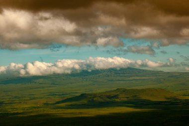 Arka planda dağ olan bulutlu bir gökyüzü. Gökyüzü çoğunlukla bulutlu ve mavi gökyüzü var Kenya..