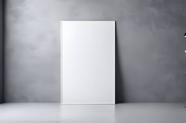 Gri duvarlı bir odada beyaz bir kapı var.