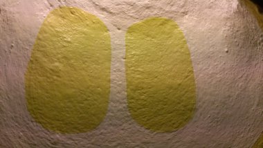 Üzerinde yeşil ve beyaz bir tasarım olan bir pencere. Tasarımı 60 cm.