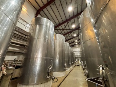 Şarap, Sulu şaraphanesi, Nashik, Hindistan 2024 'te yapılan üzüm fermantasyonunda kullanılan metal varillerin geniş endüstriyel görüntüsü..