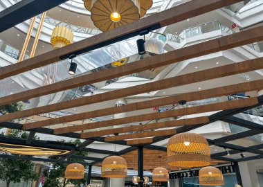 Kahverengi tabanlı ve beyaz tonlu üç asma lambadan oluşan bir grup. Lambalar tavandan sarkıyor ve sıcak ve davetkar bir atmosfer yaratıyor. Lambaların dizilişi rahat bir yer olduğunu gösteriyor.