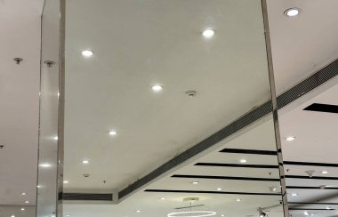 Tavan beyaz ve birkaç ışığı var. Oda çok aydınlık ve temiz.