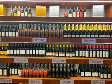 Nashik, Maharashtra, Hindistan Mart-2024 'teki SULA şarap deposunda farklı şarap ürünleri sergilenmektedir..