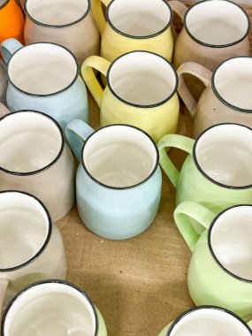 Askıda asılı renkli fincanlar. Bardaklar farklı renk ve boyutlarda. Çeşitlilik ve bolluk kavramı