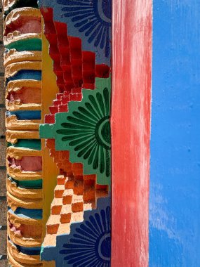 Üzerinde yeşil yaprak deseni olan renkli bir duvar. Yaprak kırmızı bir sınırla çevrilidir.