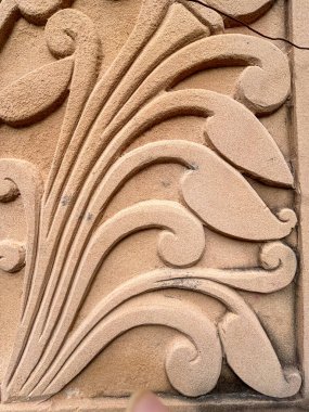 Umumi bir tuvalette bir sıra beyaz lavabo. Lavabolar dizilmiş ve üzerlerinde aynalar var.