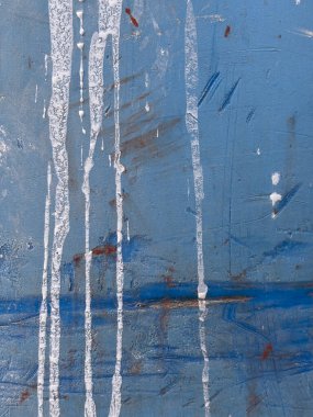 Beyaz boyalı ve çizgili mavi bir duvar. Boya soyulup parçalandığı için duvar bakımsız kalmış gibi görünüyor. Manzara kasvetli ve terk edilmiş.