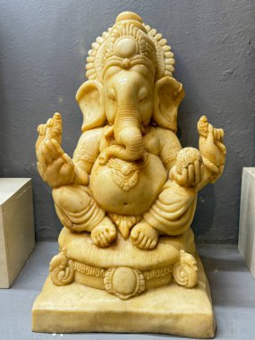 Pune 'daki ünlü Kelkar Müzesi' nden tarihi ve antika eserlerin büyüleyici bir koleksiyonunu keşfedin. Bu küratörlü seçimde antika eserler, nadir koleksiyonlar ve tarihi ve mirası kutlayan zamansız parçalar sergileniyor..